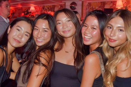 Pub crawl and nightlife tour experience in London