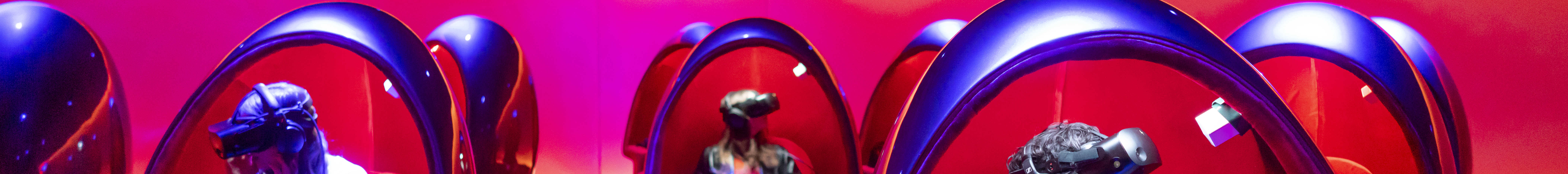 เริ่มต้นการเดินทางเสมือนจริงในโรงละคร VR Voyager ที่ Skydeck