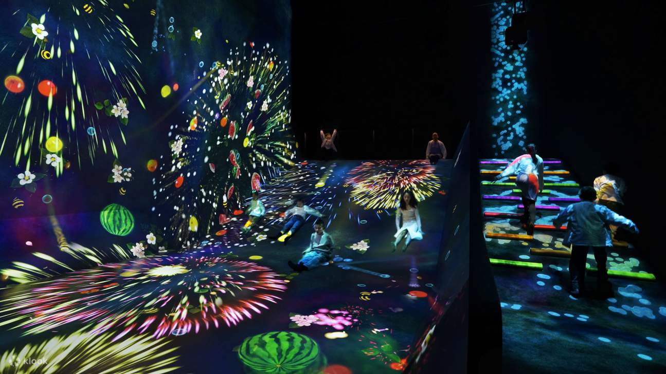 teamlab planets tokyo - sliding through the fruit field