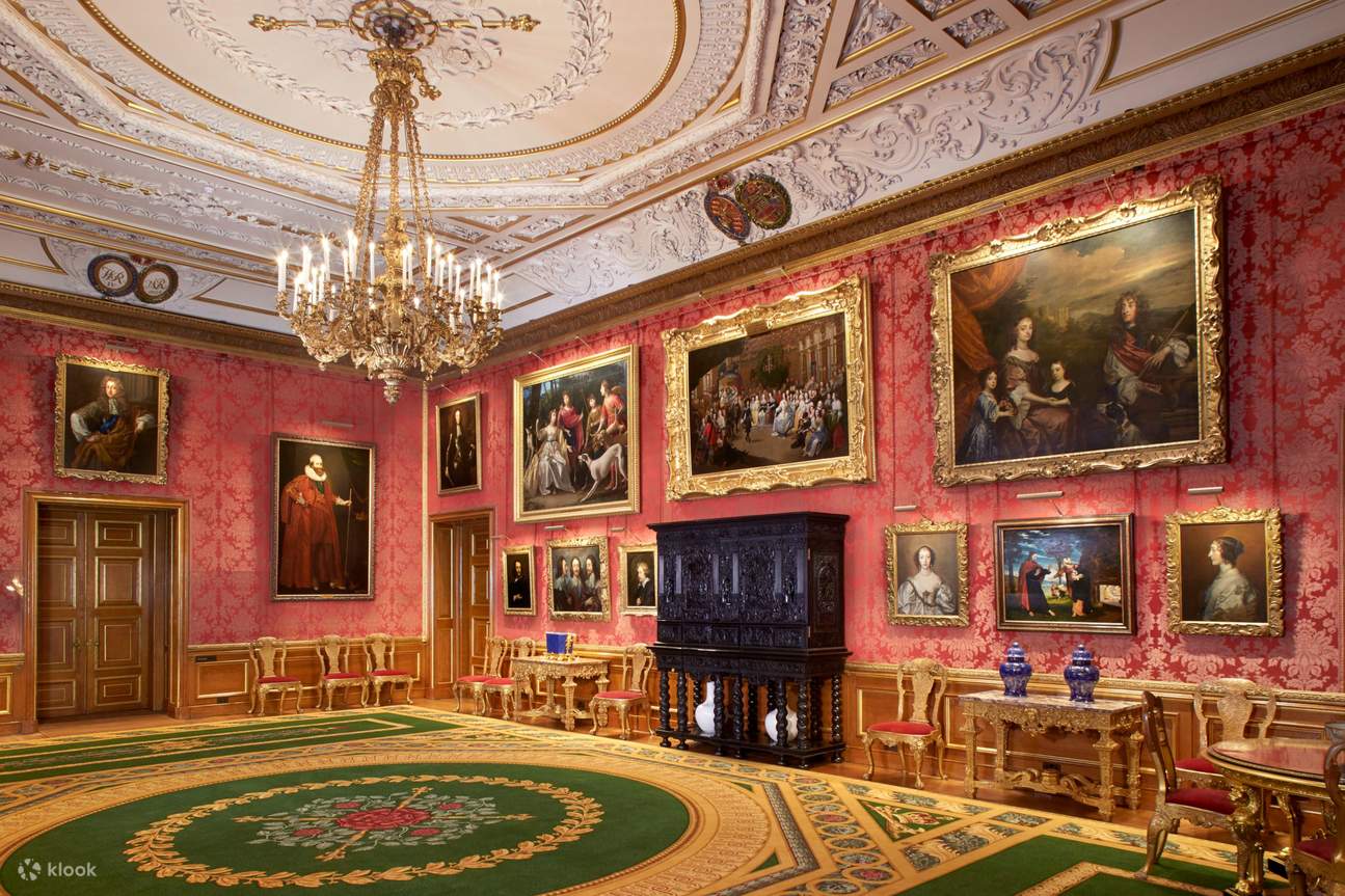 Le salon de la reine offre un aperçu de la vie royale avec un décor élégant