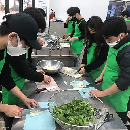 making the kimchi source 